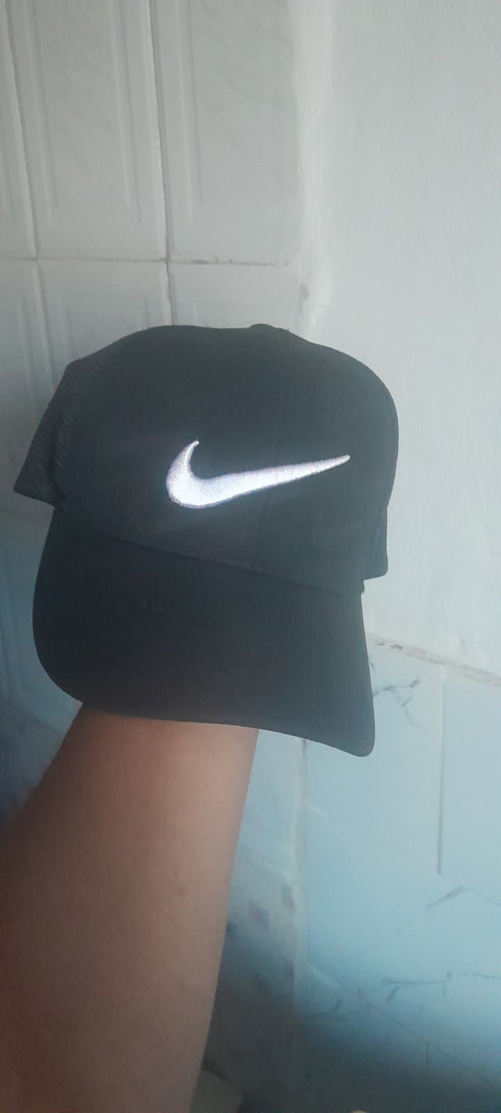 Casquette noire avec logo virgule brodé